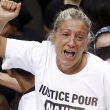 La mère de la victime, portant un tee-shirt "Justice pour Nahel", a ouvert le défilé, qui a réuni 6200 personnes, selon une source policière.